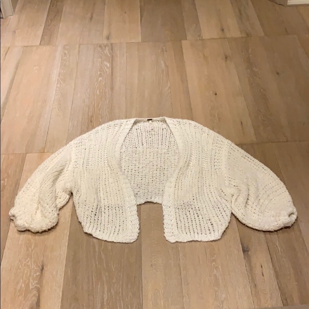 Long sleeved white knitted cardigan